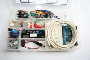 Bộ kit học tập Arduino Uno trong hộp nhựa với dây nối, breadboard, servo và linh kiện