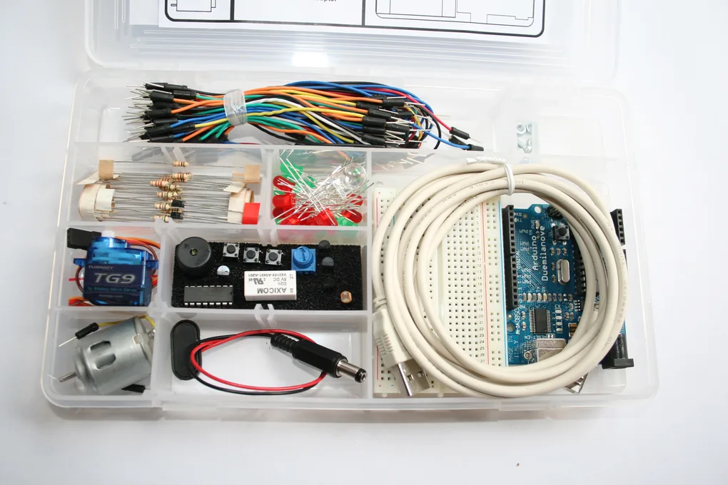 Bộ kit thí nghiệm Arduino Uno trong hộp nhựa với dây nối, breadboard, servo và linh kiện