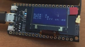 Bo mạch ESP32 tích hợp màn hình OLED đang hiển thị, cắm cáp micro USB