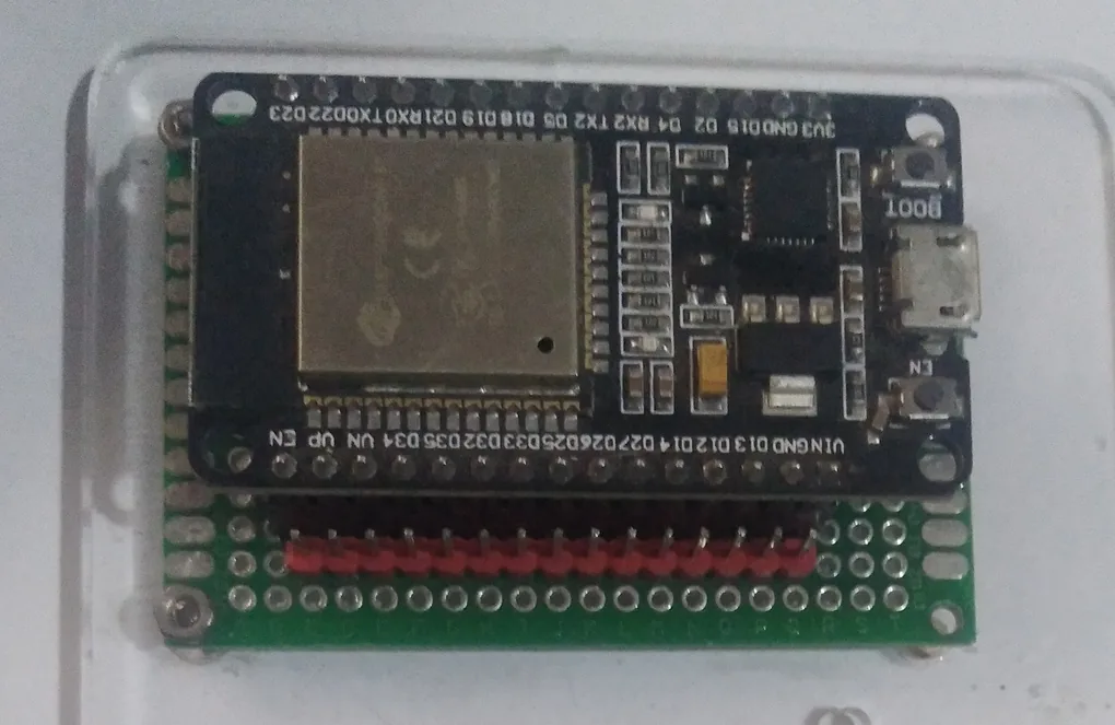 Bo phát triển ESP32 DevKit ESP-WROOM-32 gắn trên đế mạch, nhìn từ trên xuống