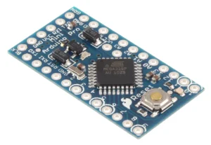 Board Arduino Pro Mini chip ATmega328P nhìn nghiêng từ trên xuống, nền trắng
