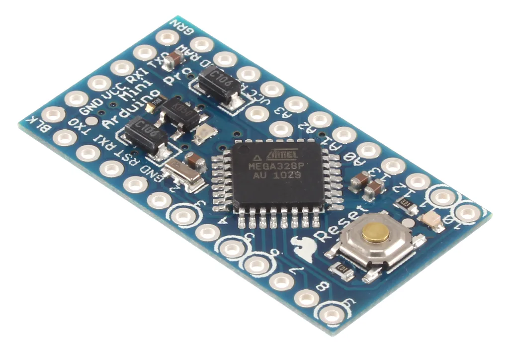 Board Arduino Pro Mini chip ATmega328P nhìn nghiêng từ trên xuống, nền trắng
