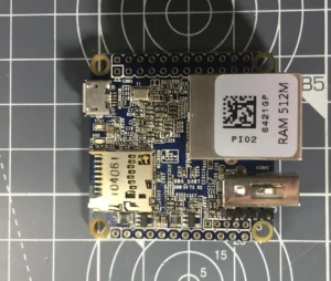 Board NanoPi NEO RAM 512MB nhìn từ trên xuống trên tấm kê cắt có lưới