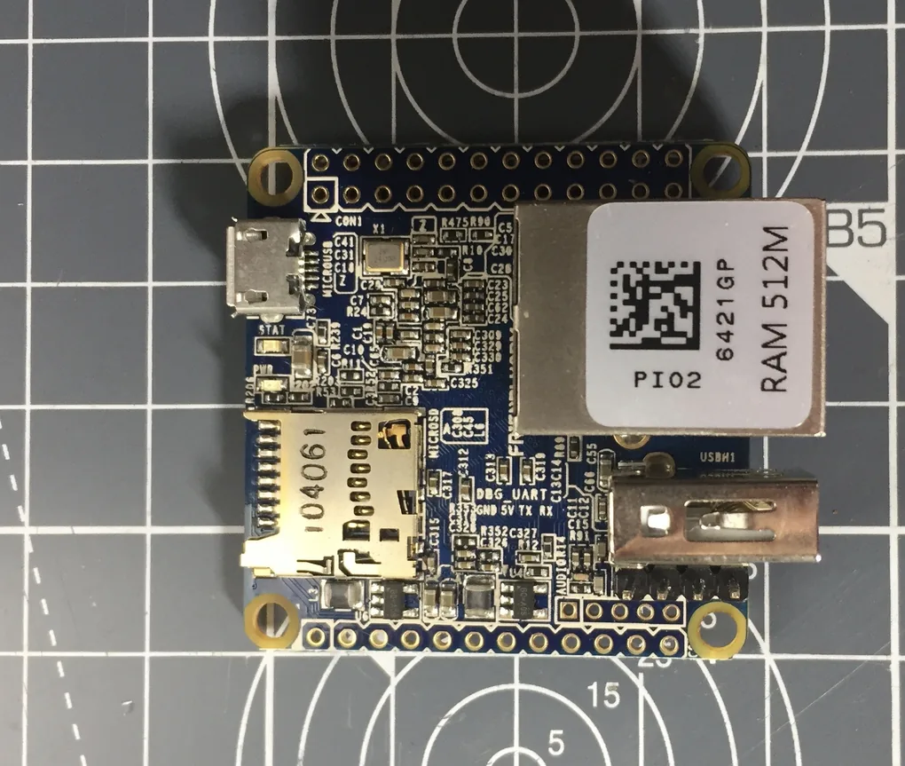 Board NanoPi NEO RAM 512MB nhìn từ trên xuống trên tấm kê cắt có lưới