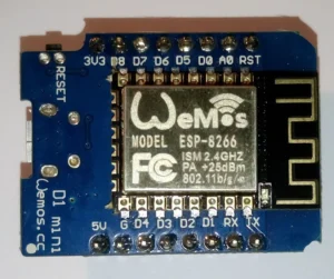 Mạch WeMos D1 mini mặt trước với module ESP-8266 và các chân cắm