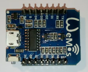 Mặt sau board WeMos D1 mini với cổng micro USB và chip nạp CH340