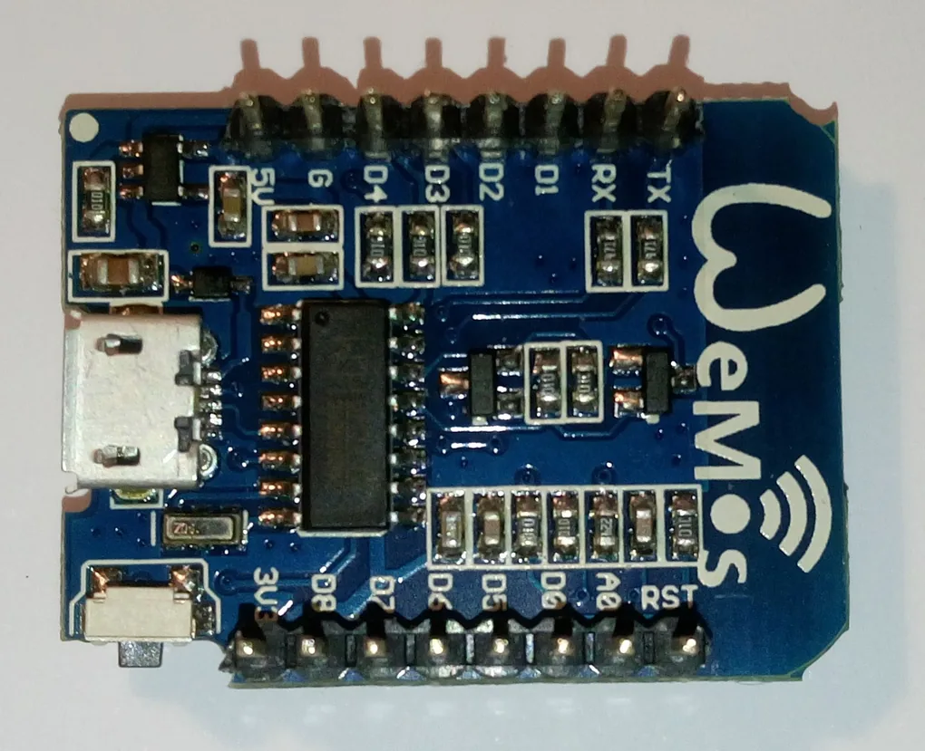 Mặt sau board WeMos D1 mini với cổng micro USB và chip nạp CH340