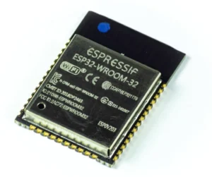 Module ESP32 ESP-WROOM-32 nắp kim loại nhìn nghiêng trên nền trắng
