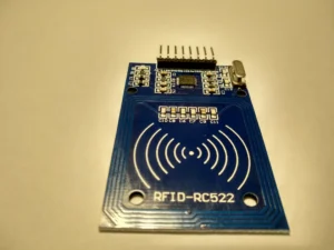 Module RFID RC522 mạch xanh dương có hàng chân header, nhìn từ trên xuống