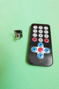 Module thu hồng ngoại HX1838 kèm điều khiển từ xa 21 phím trên nền xanh