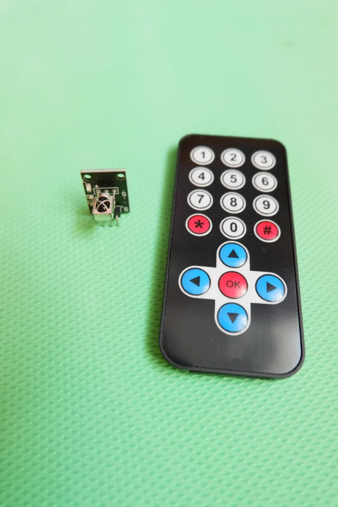 Module thu hồng ngoại HX1838 kèm điều khiển từ xa 21 phím trên nền xanh