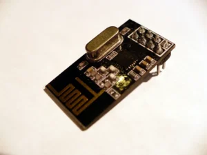 Module thu phát nRF24L01 2.4GHz anten mạch in, nhìn nghiêng trên nền trắng