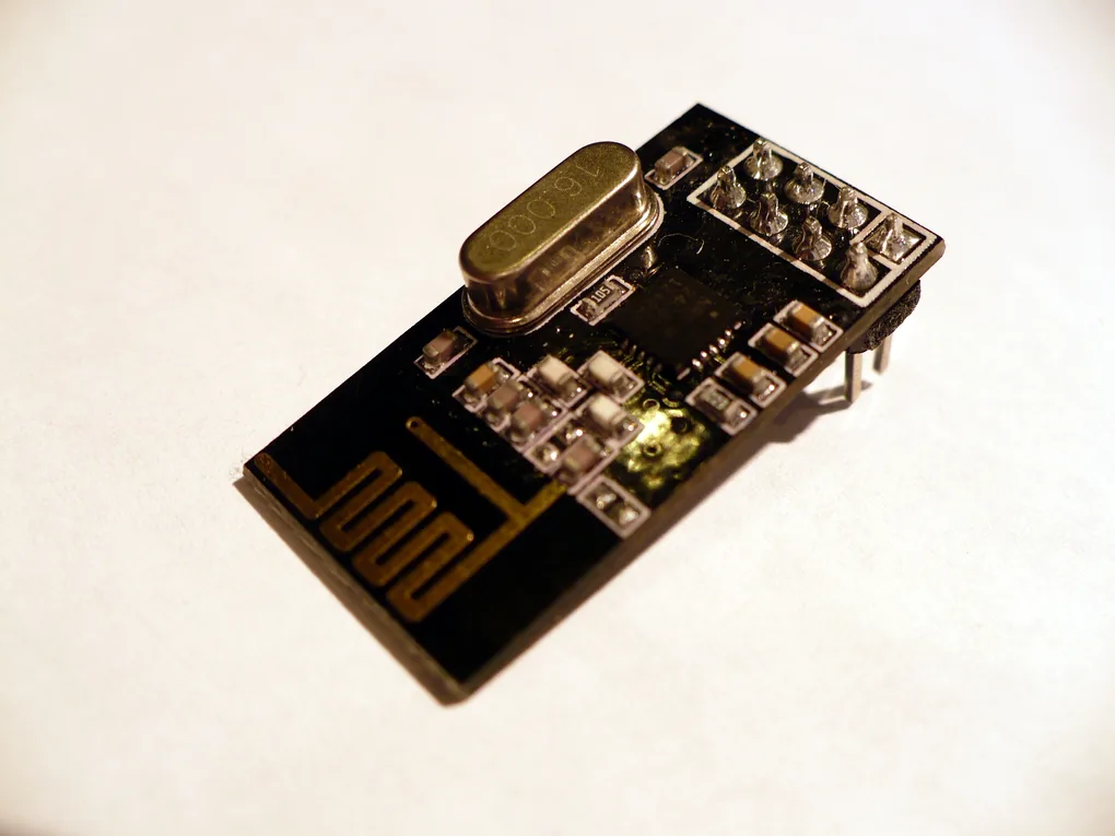 Module thu phát nRF24L01 2.4GHz anten mạch in, nhìn nghiêng trên nền trắng